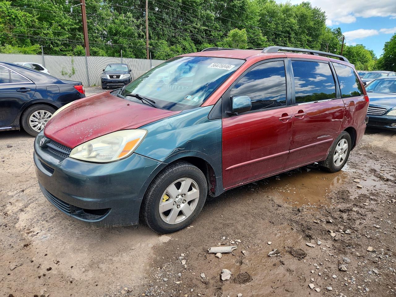 Salvage Toyota Sienna Image