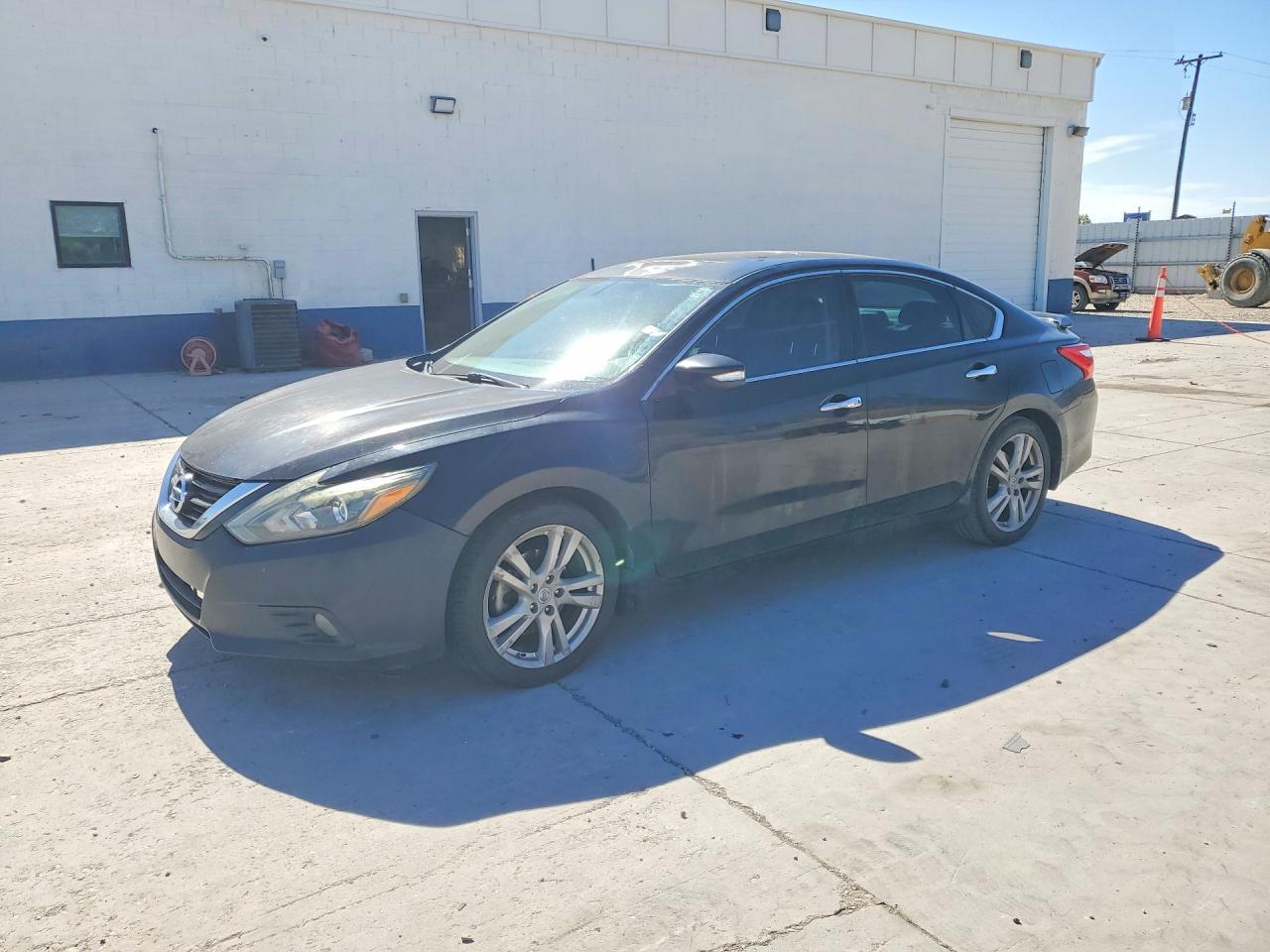 Salvage Nissan Altima Image
