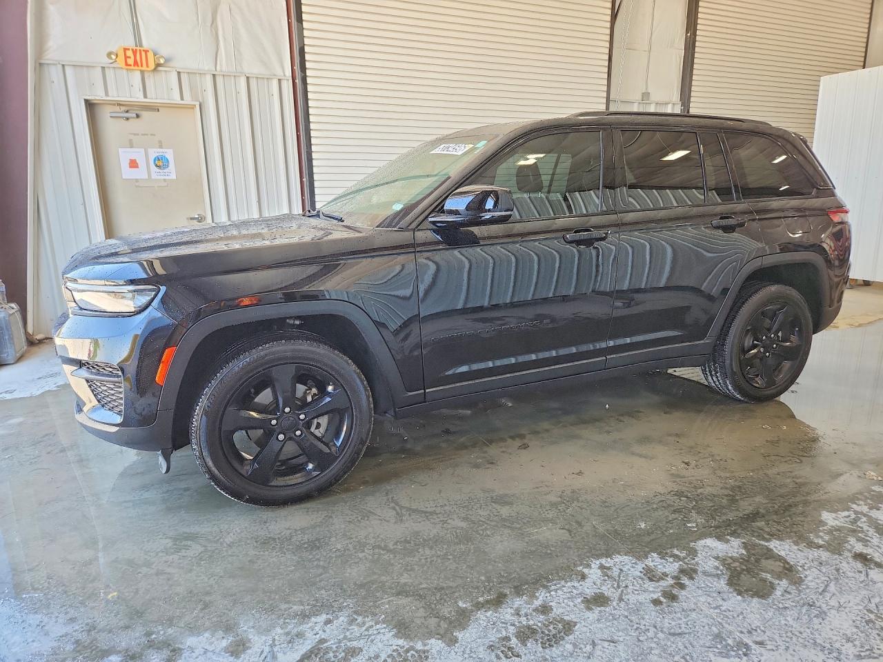 Salvage Jeep Cherokee Image