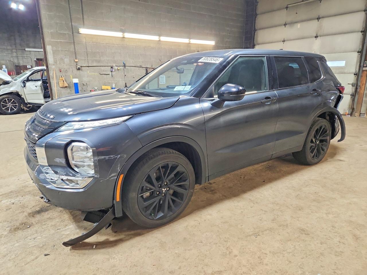 Salvage Mitsubishi Outlander Image