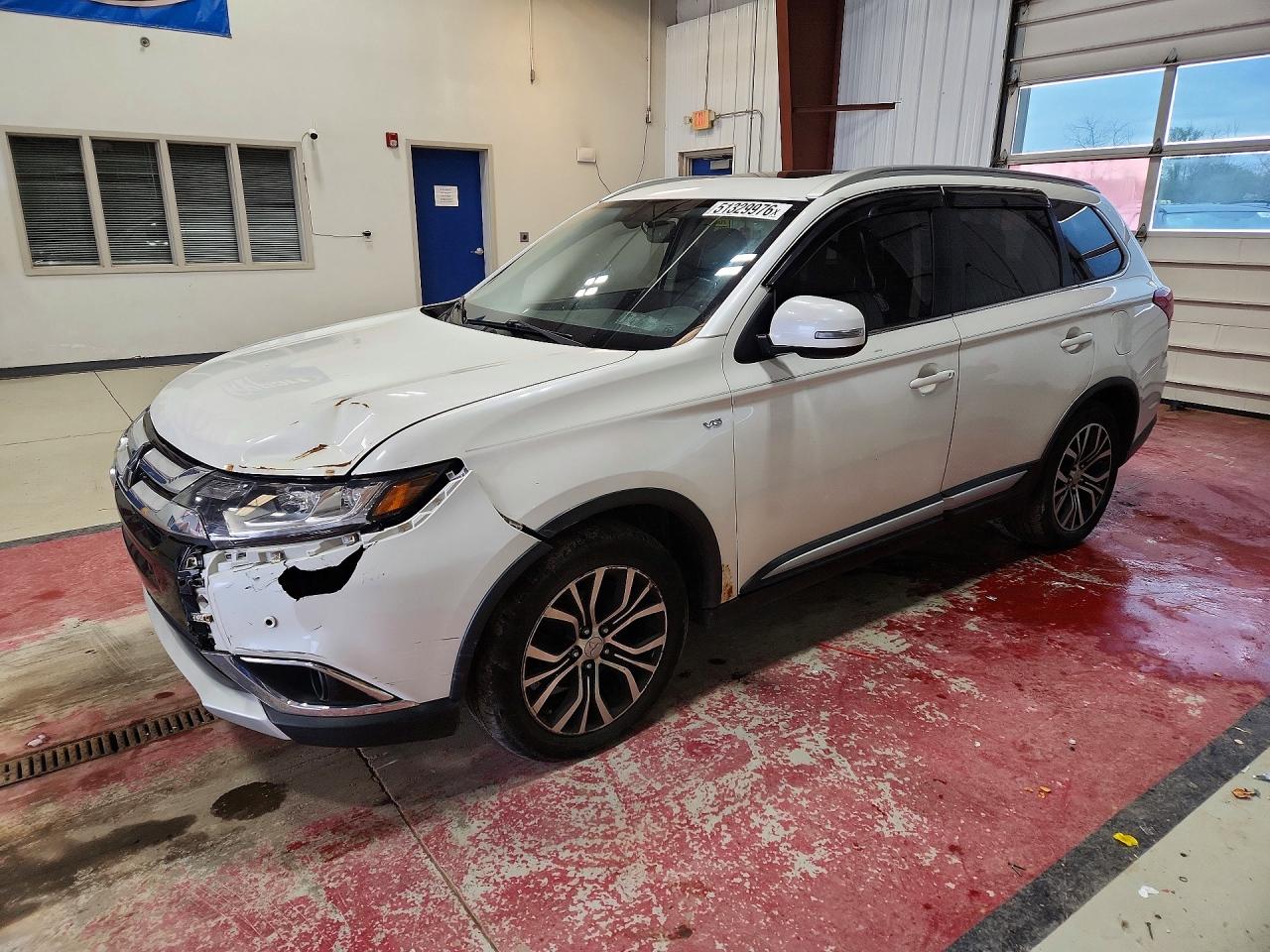 Salvage Mitsubishi Outlander Image