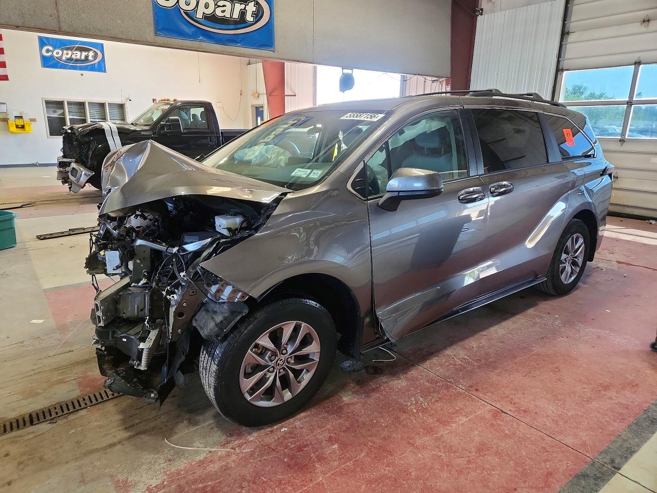 Salvage Toyota Sienna Image