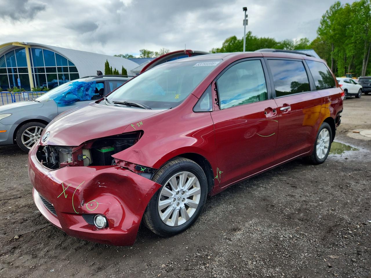 Salvage Toyota Sienna Image