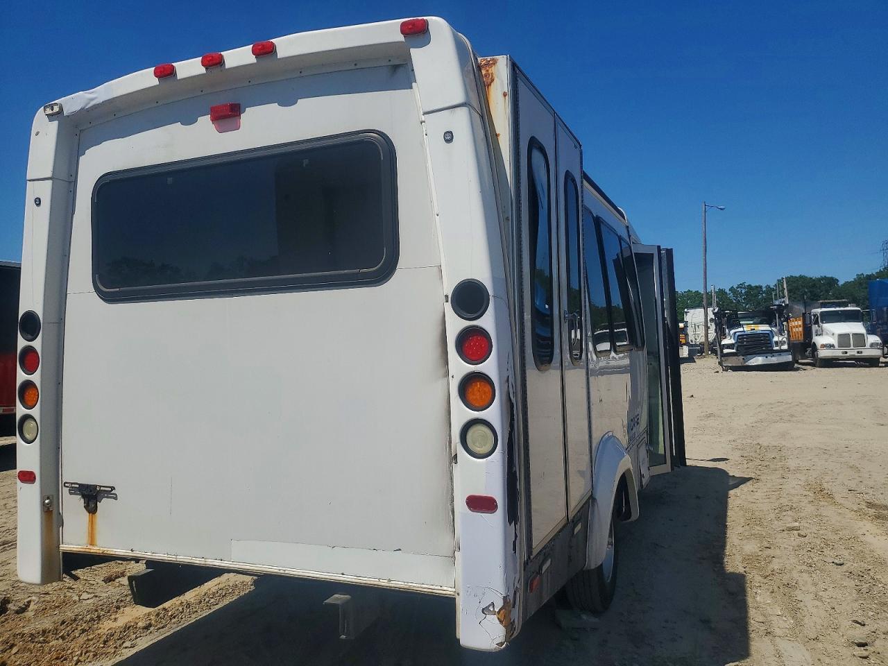 Ford Econoline E350 Super Duty Cutaway Van