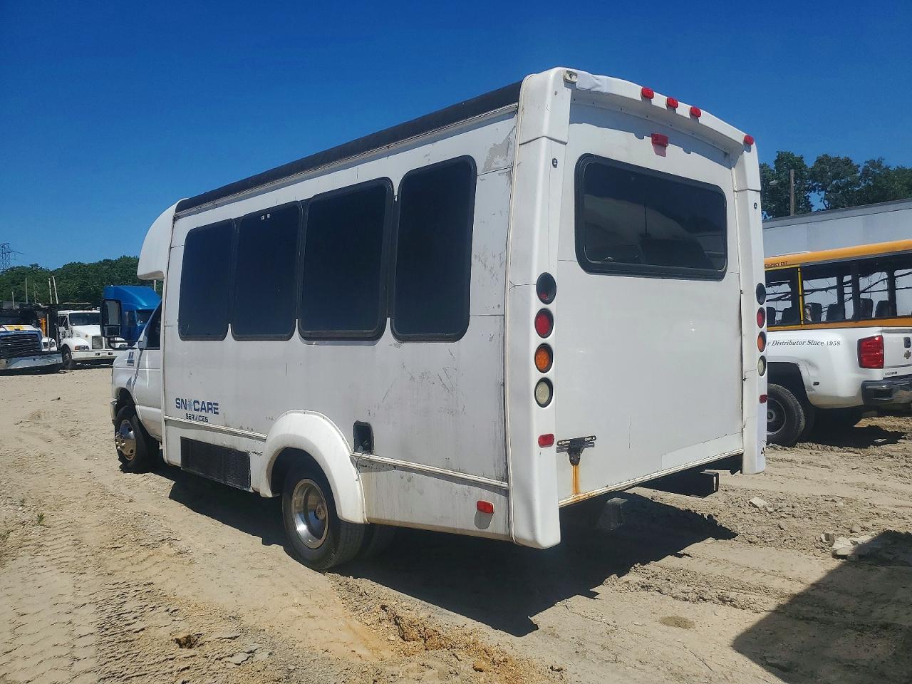 Ford Econoline E350 Super Duty Cutaway Van