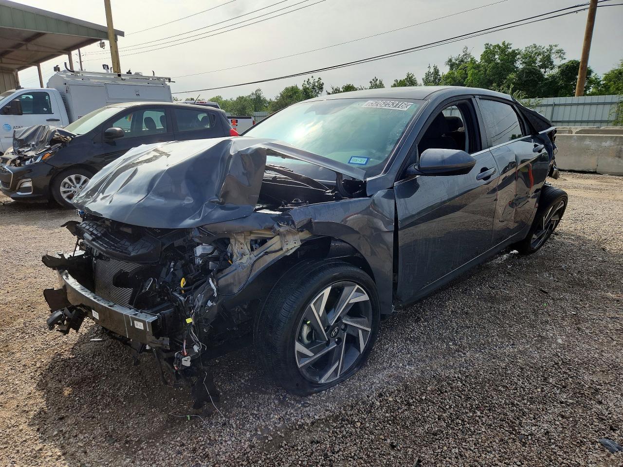 Salvage Hyundai ELANTRA Image