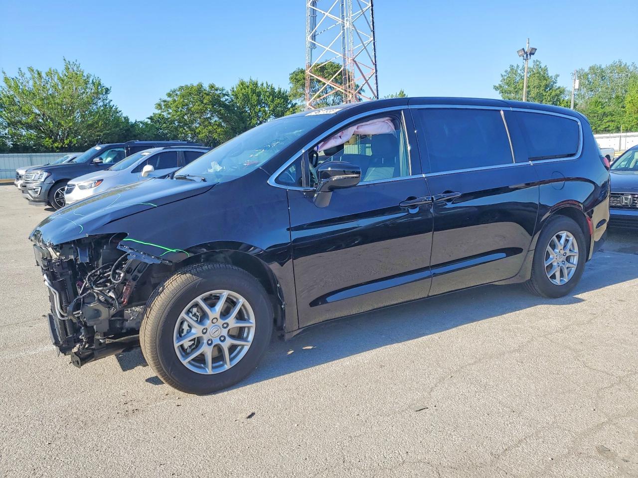 Salvage Chrysler Pacifica Image