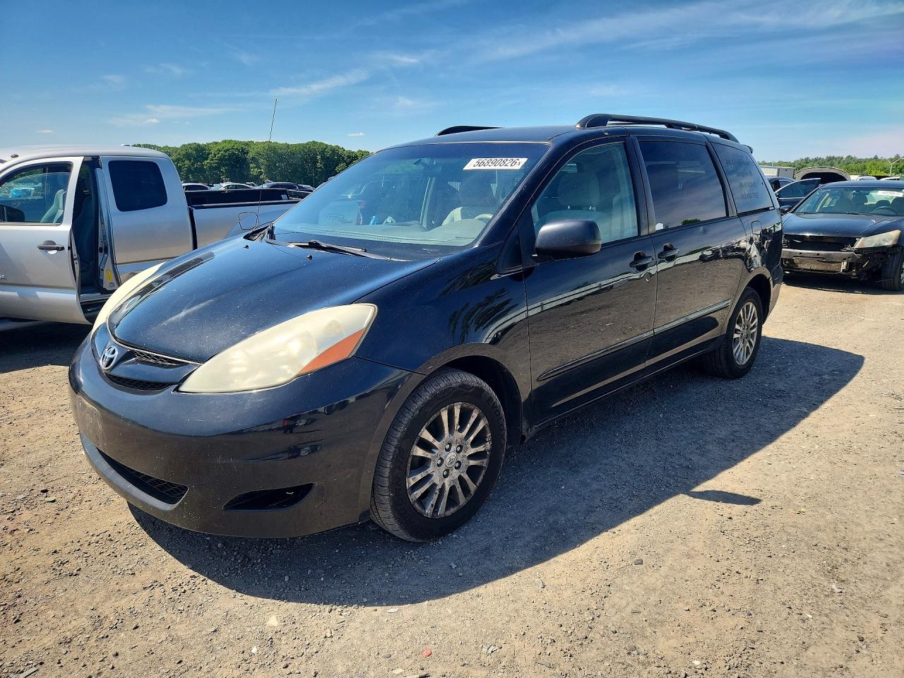 Salvage Toyota Sienna Image