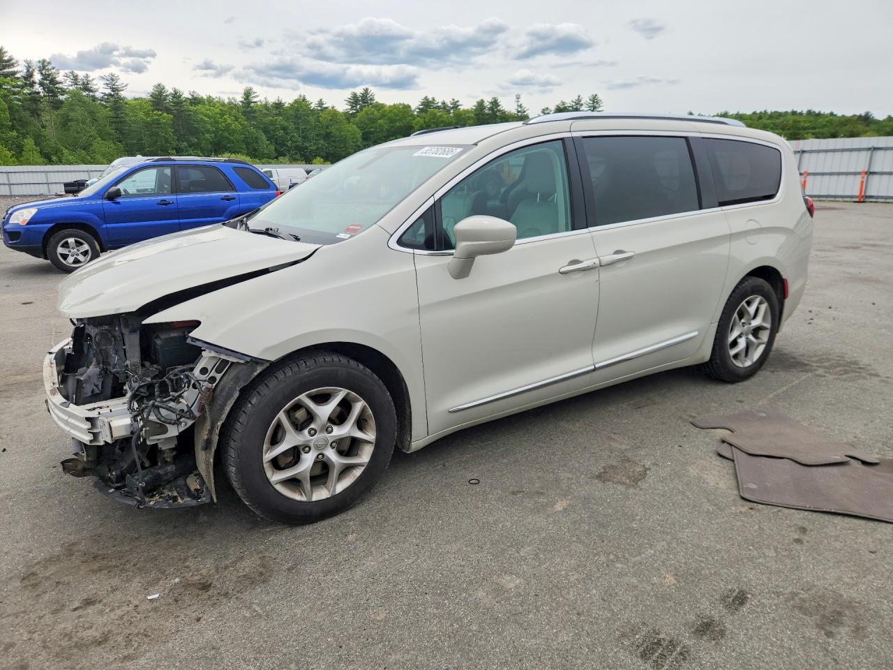 Salvage Chrysler Pacifica Image