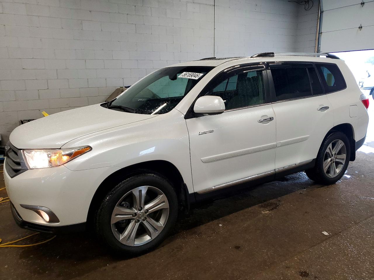 Salvage Toyota Highlander Image