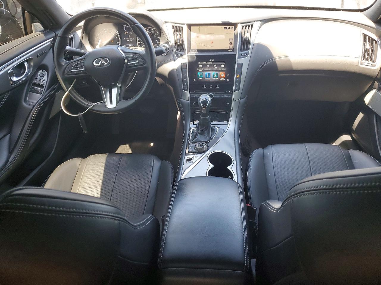 INFINITI Q60 Luxe