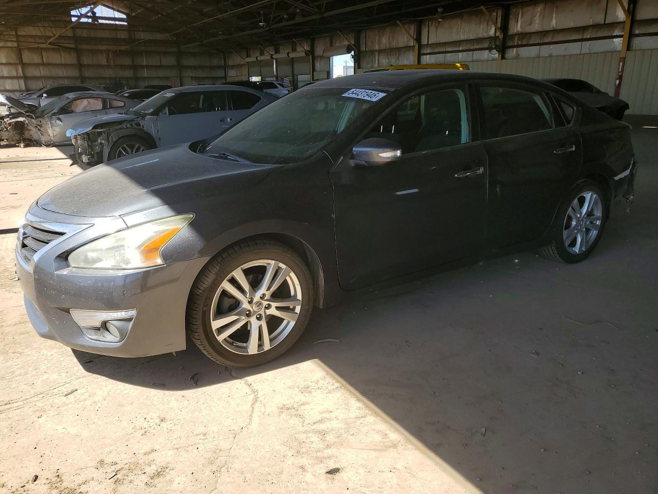 Salvage Nissan Altima Image