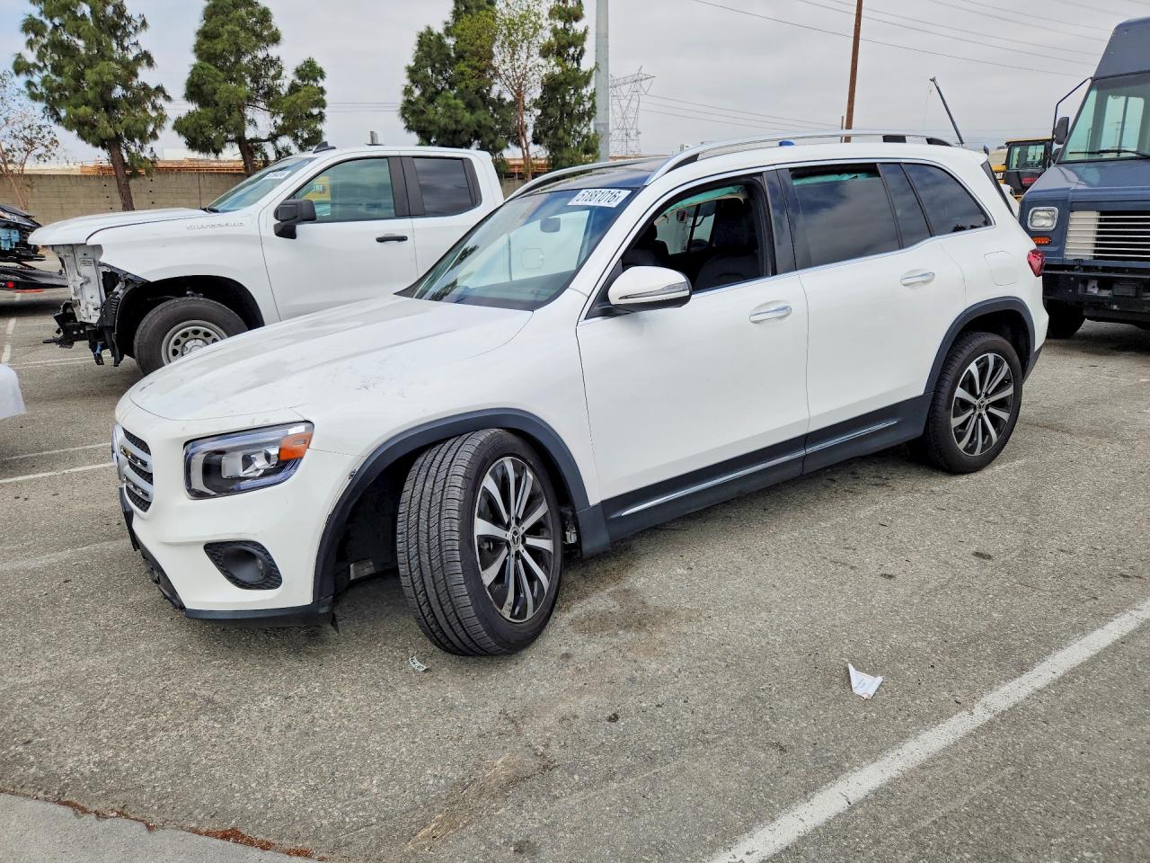 Salvage Mercedes-Benz GLB Image