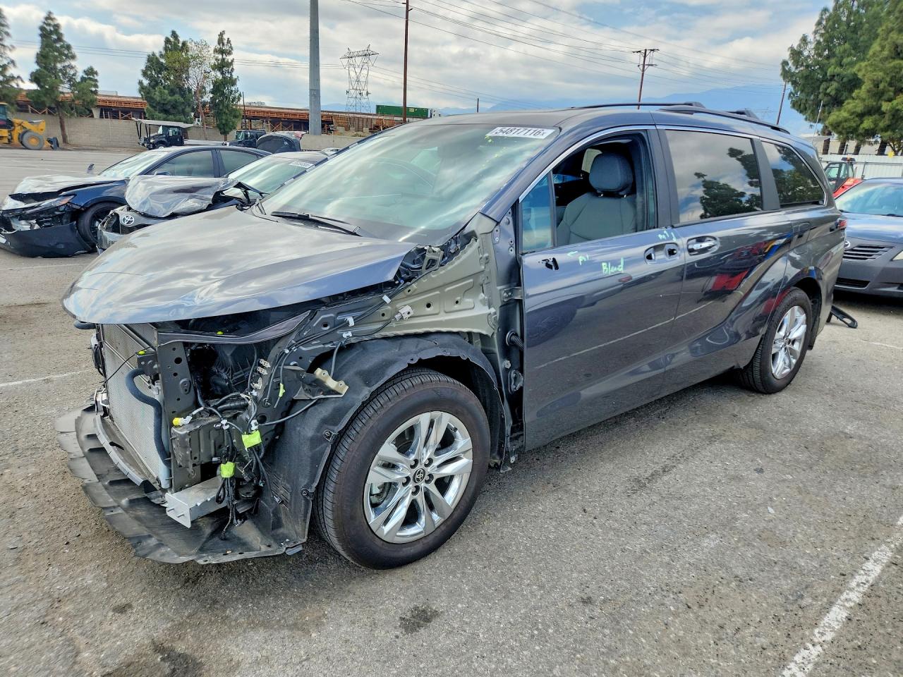 Salvage Toyota Sienna Image