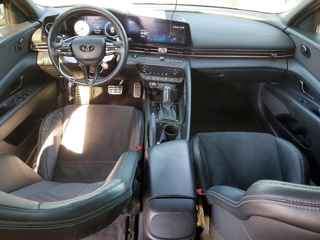 Hyundai ELANTRA Base