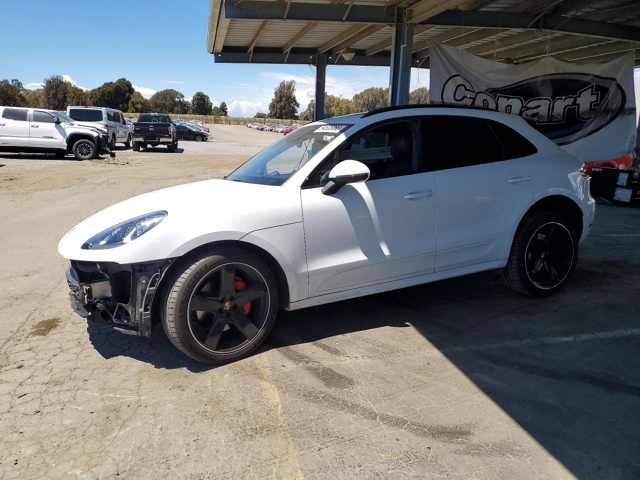 Salvage Porsche Macan Image
