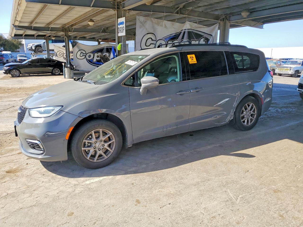 Salvage Chrysler Pacifica Image