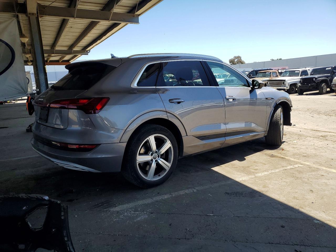 Audi e-tron Premium Plus