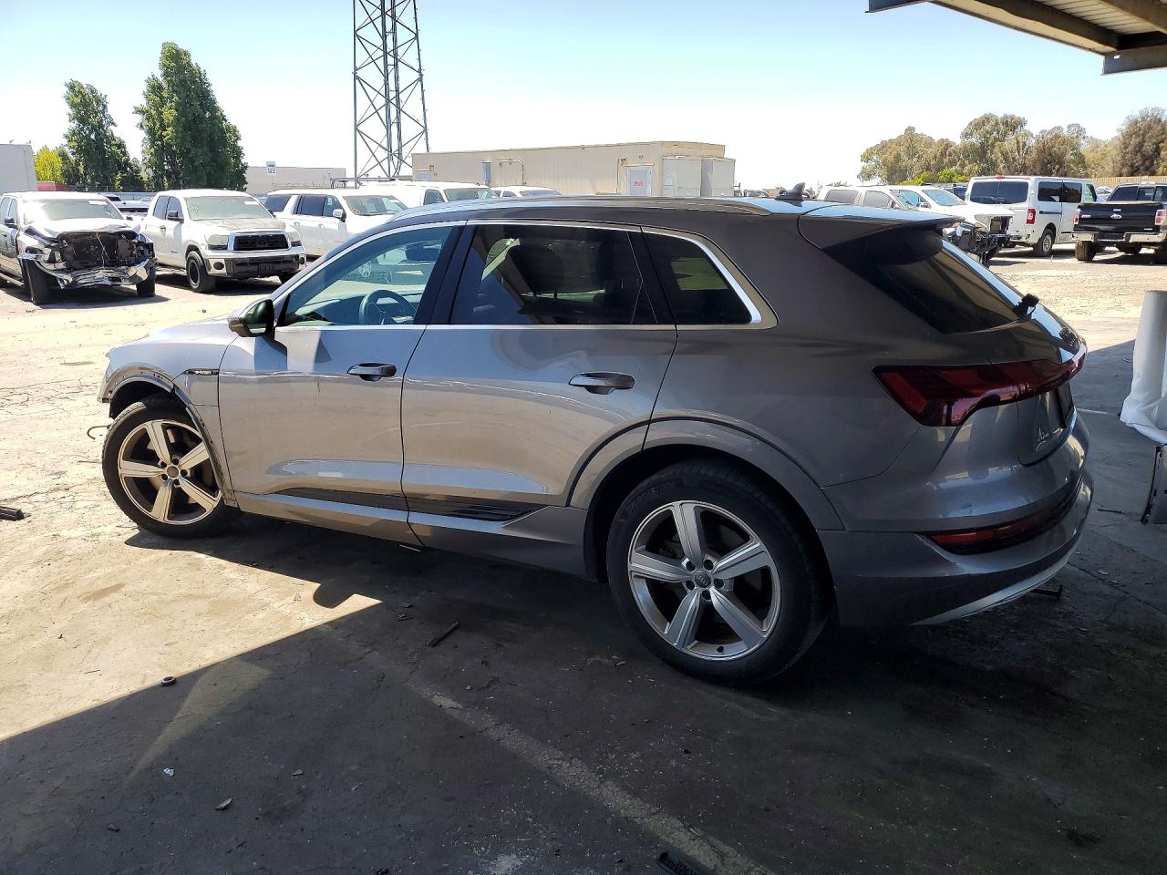Audi e-tron Premium Plus