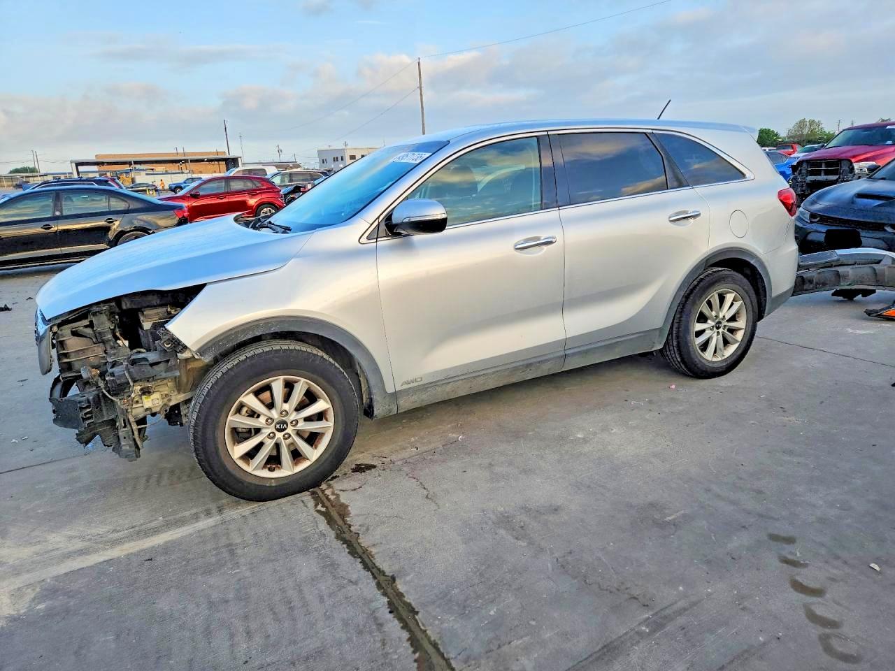 Salvage Kia Sorento Image