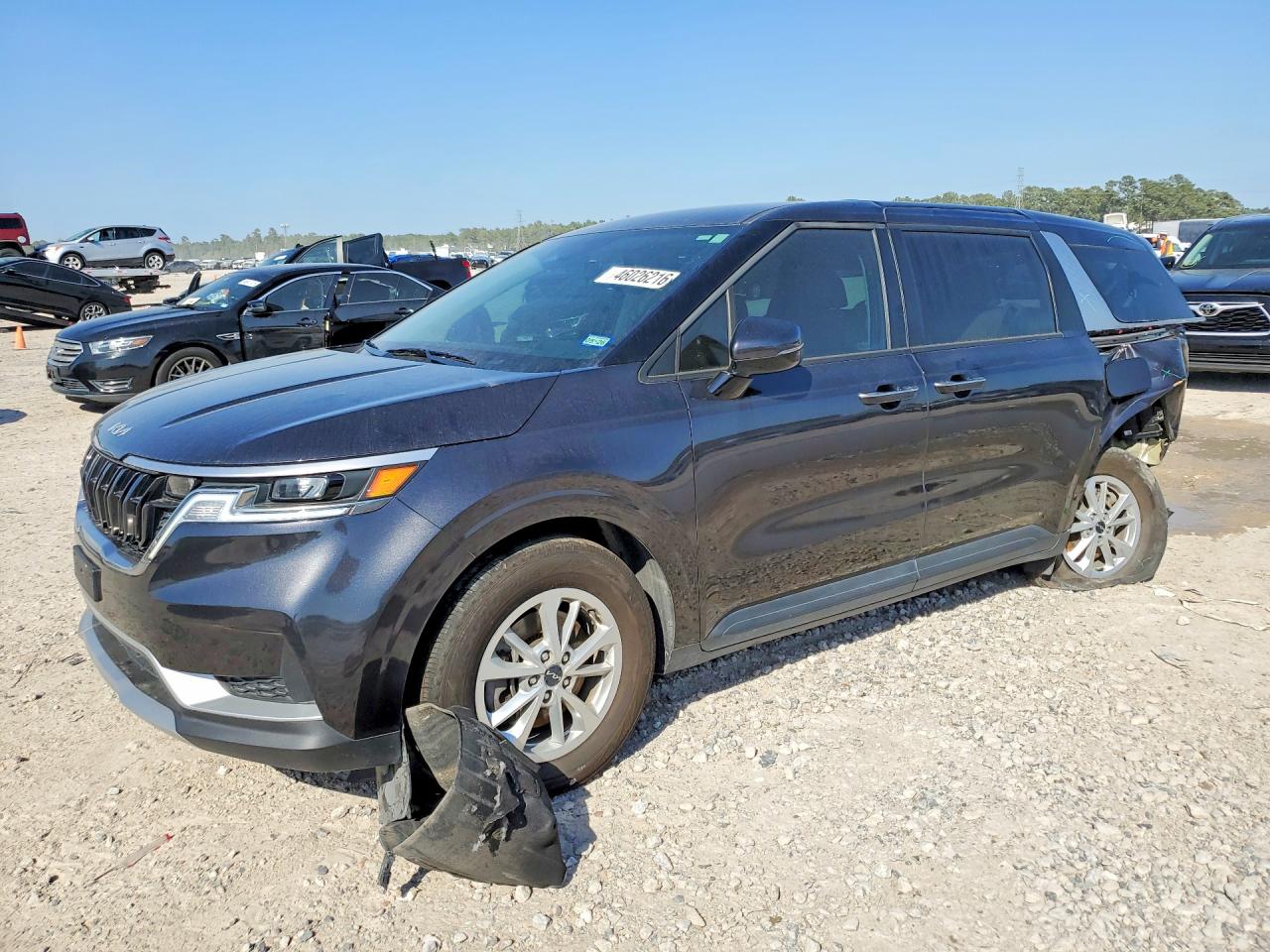 Salvage Kia Carnival Image