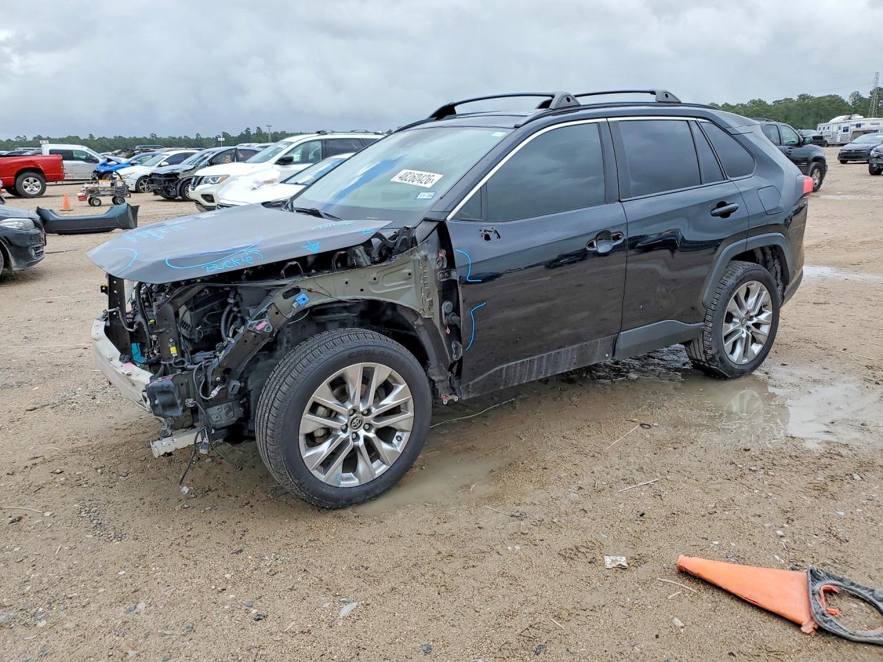 Salvage Toyota RAV4 Image