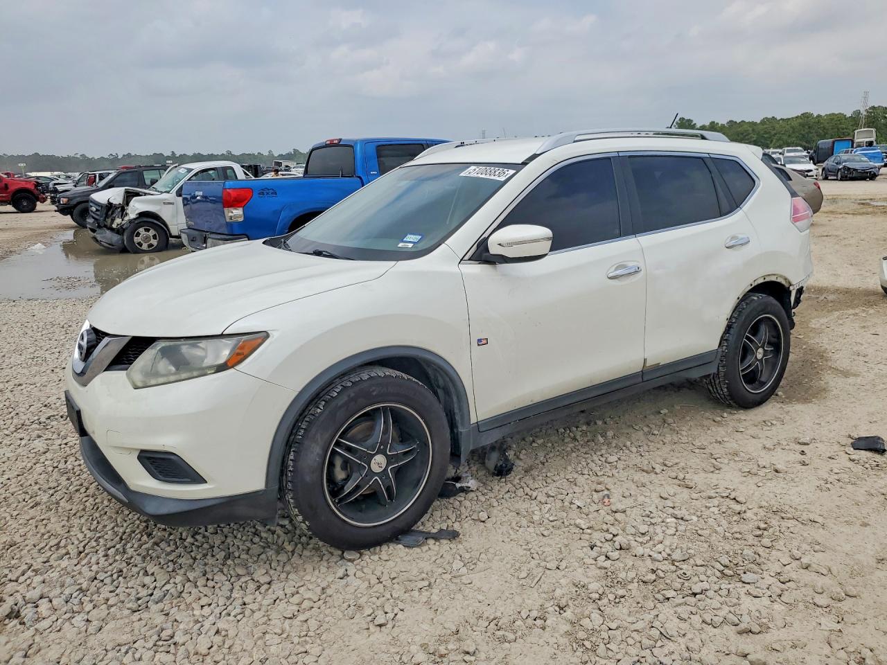 Salvage Nissan Rogue Image