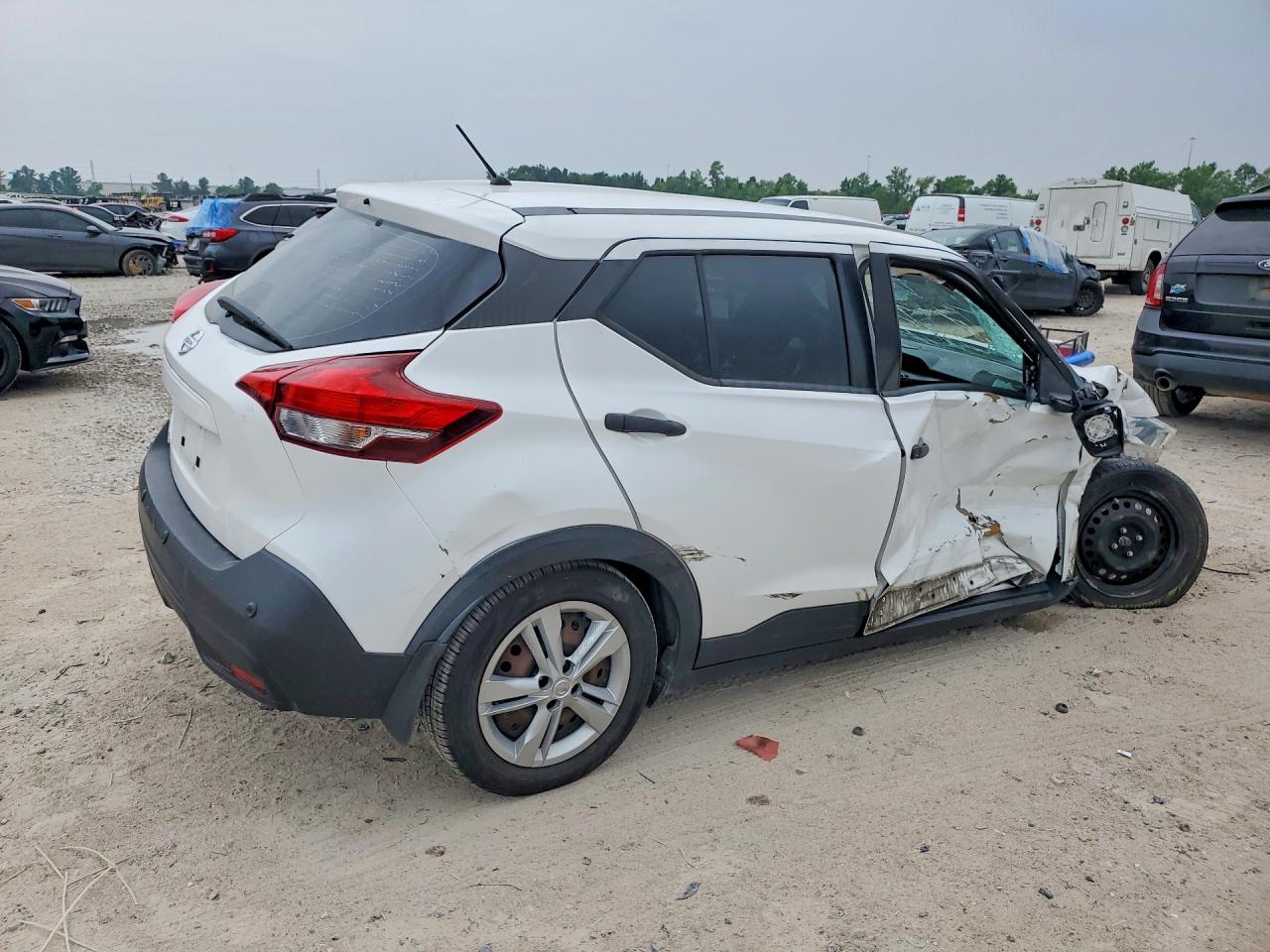Nissan Kicks S