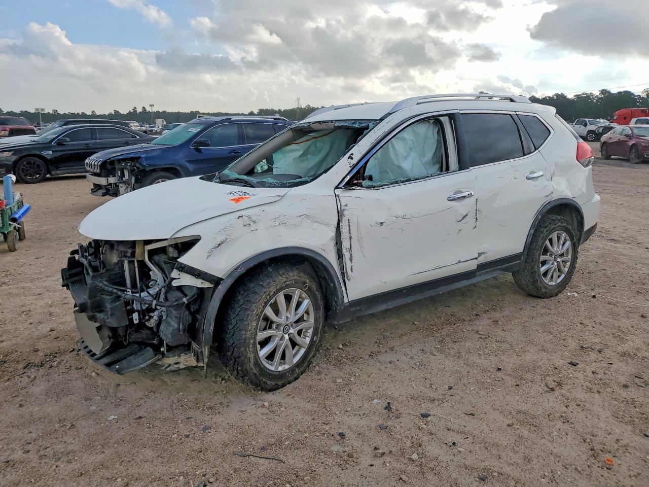 Salvage Nissan Rogue Image