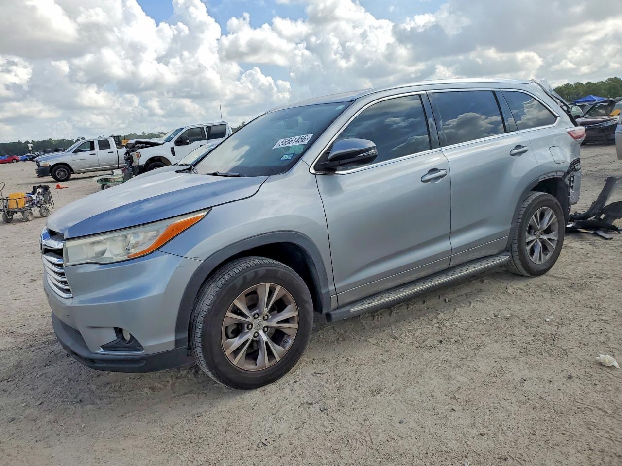 Salvage Toyota Highlander Image