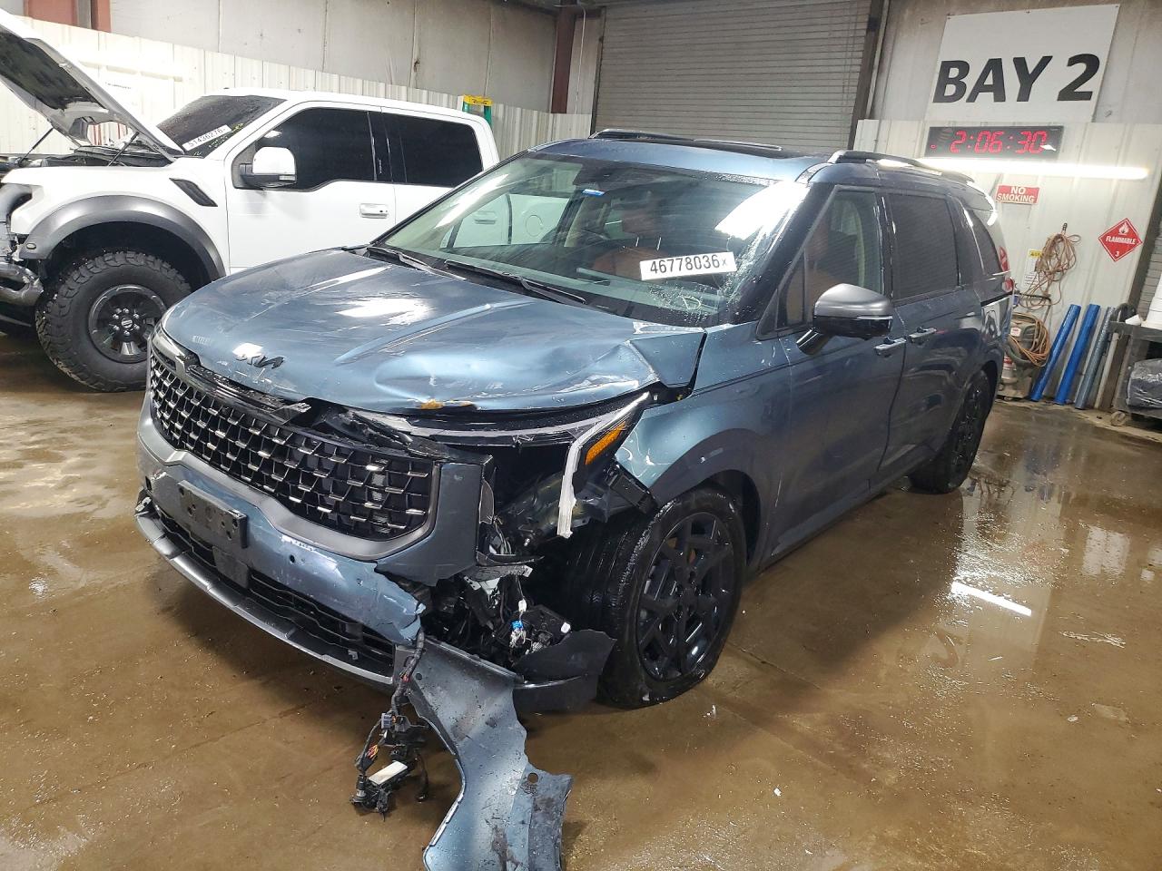 Salvage Kia Carnival Image