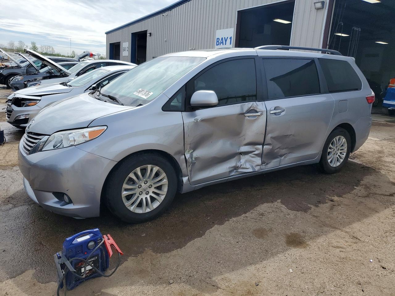 Salvage Toyota Sienna Image
