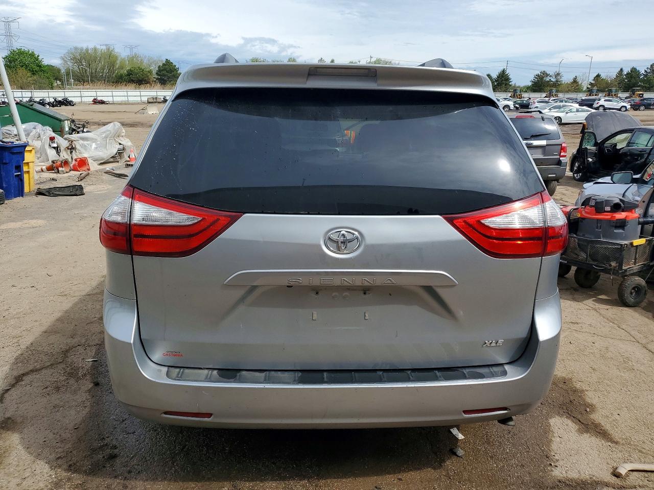 Toyota Sienna Xle 8-passenger