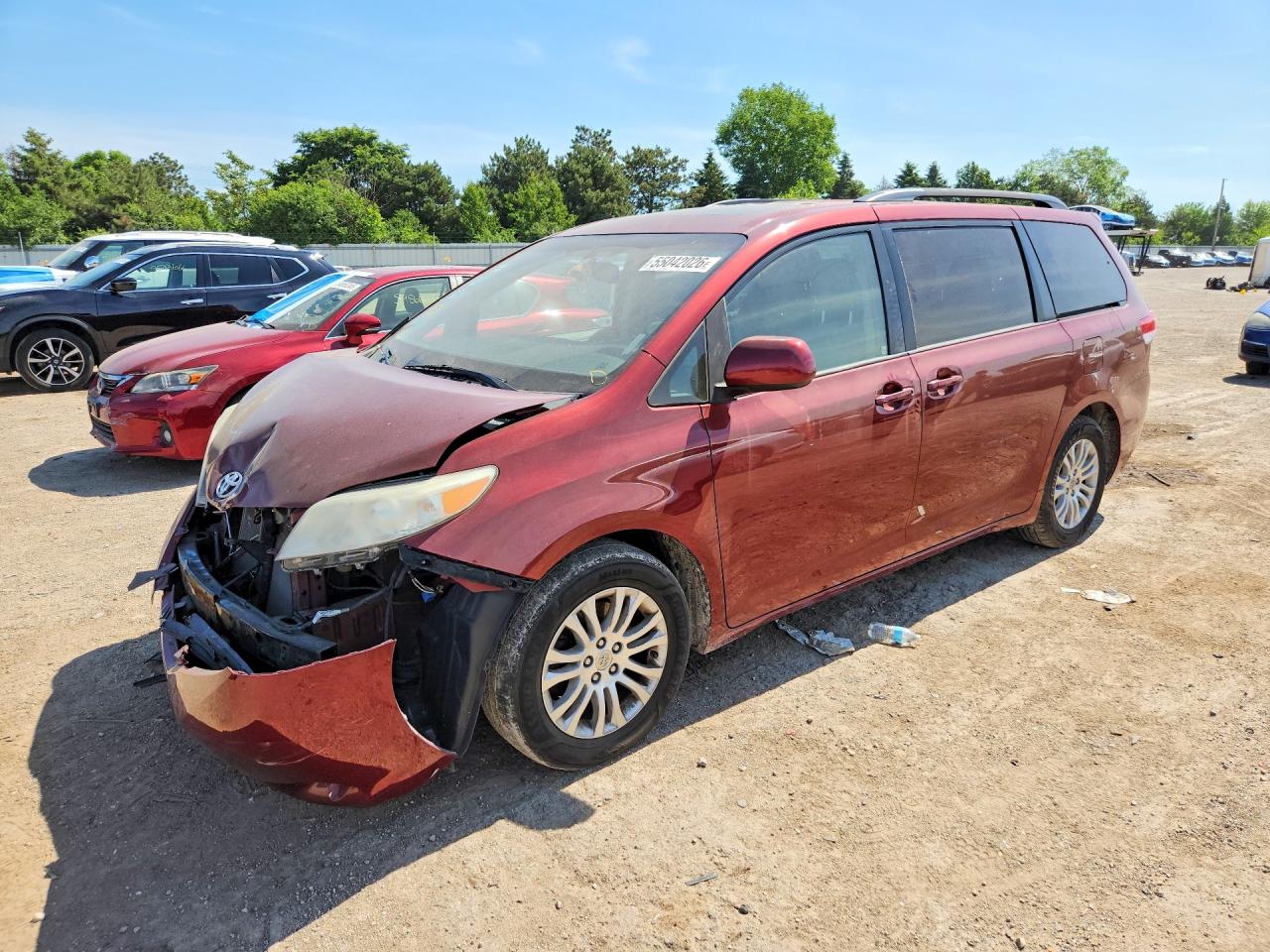 Salvage Toyota Sienna Image