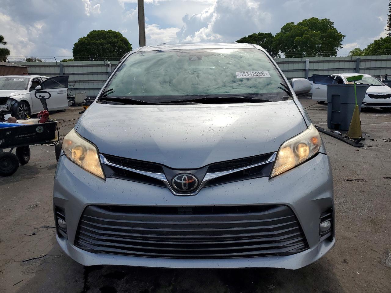 Toyota Sienna Xle 8-passenger