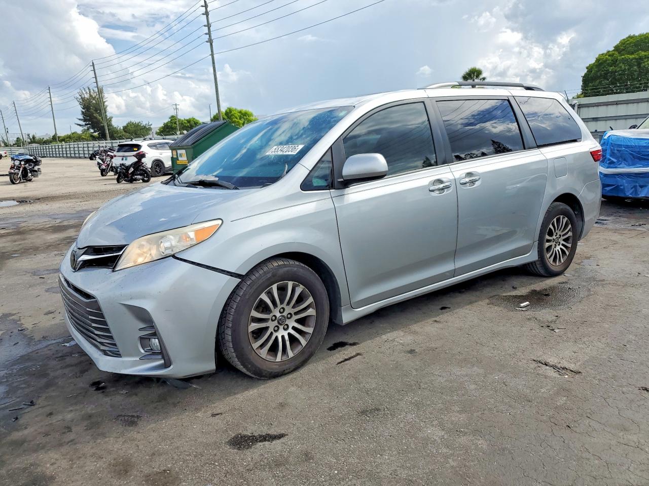 Salvage Toyota Sienna Image