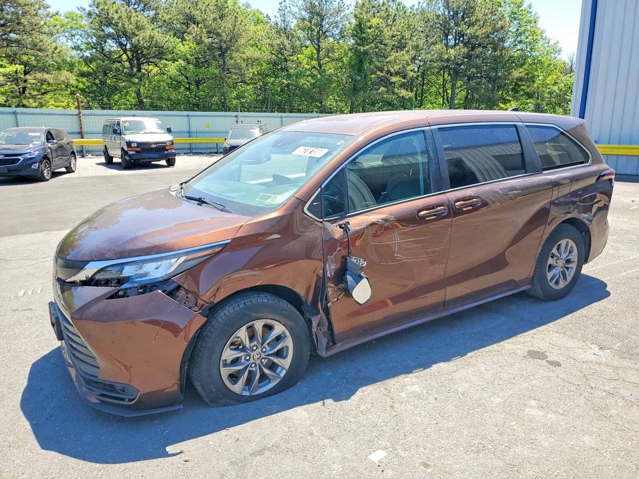 Salvage Toyota Sienna Image