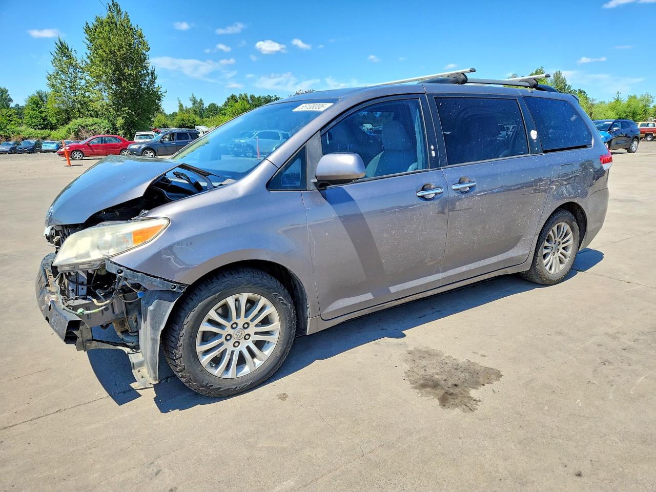 Salvage Toyota Sienna Image