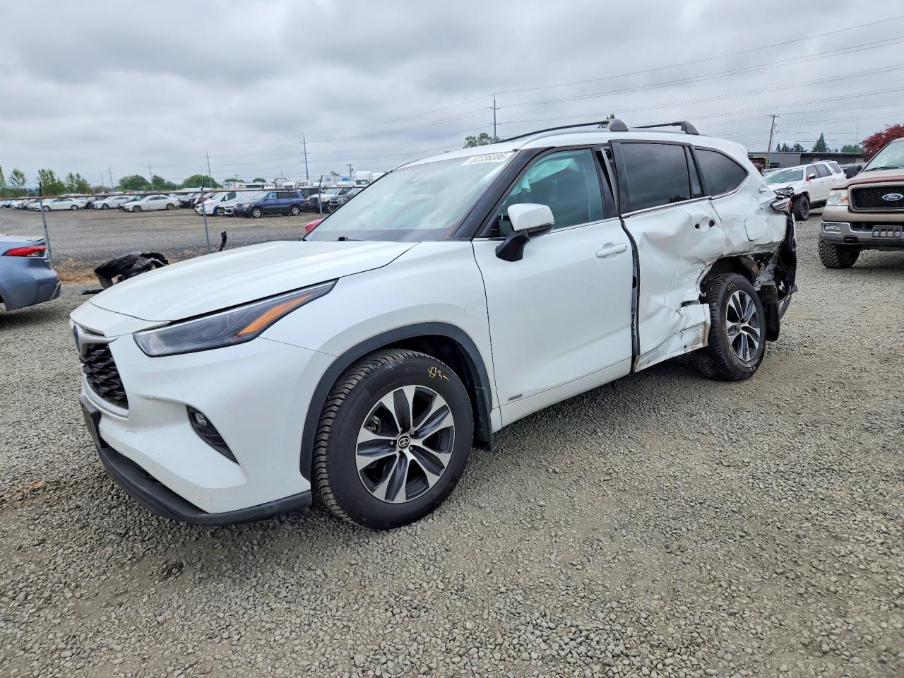 Salvage Toyota Highlander Image