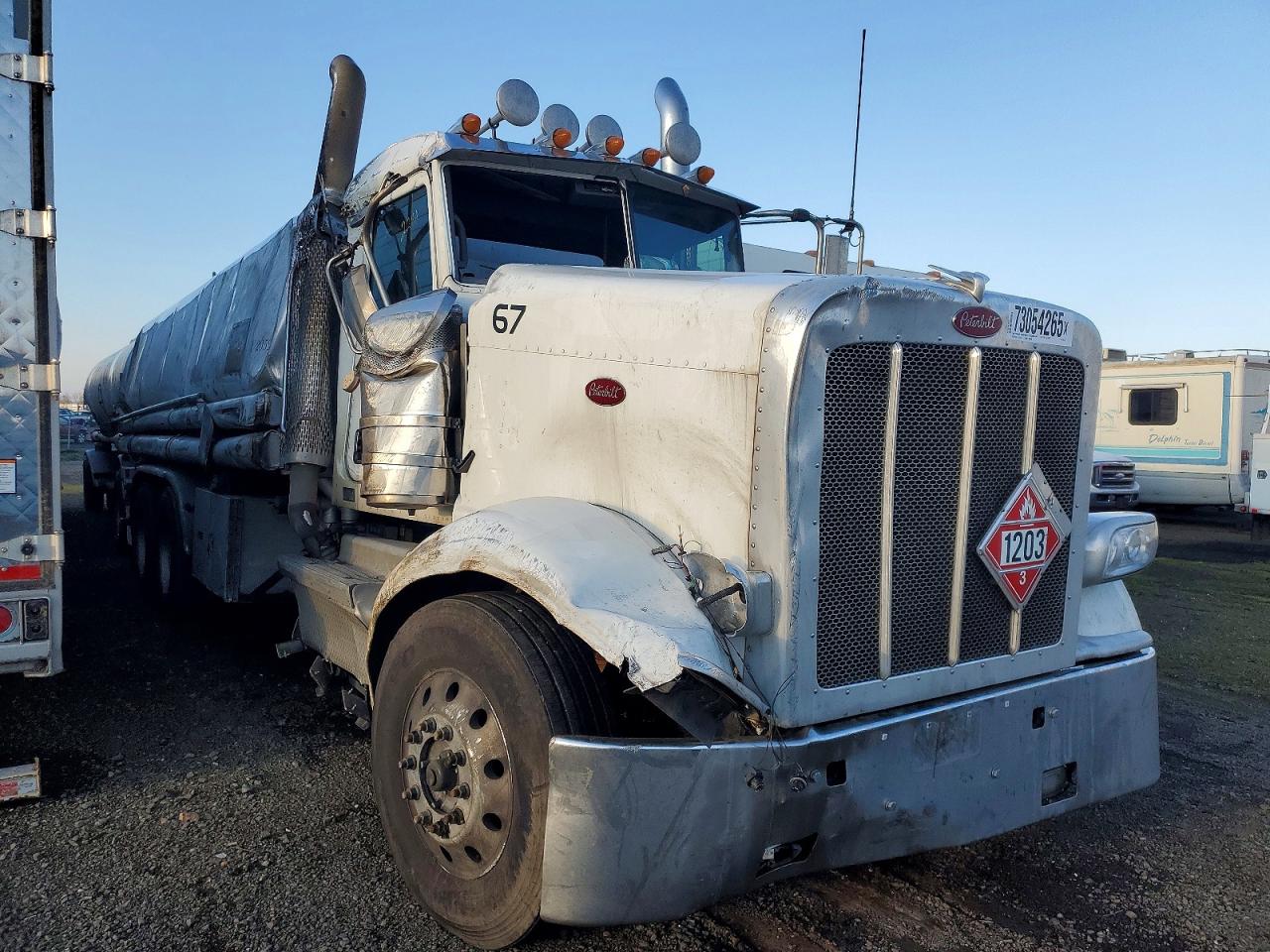 Salvage Peterbilt 389 Image