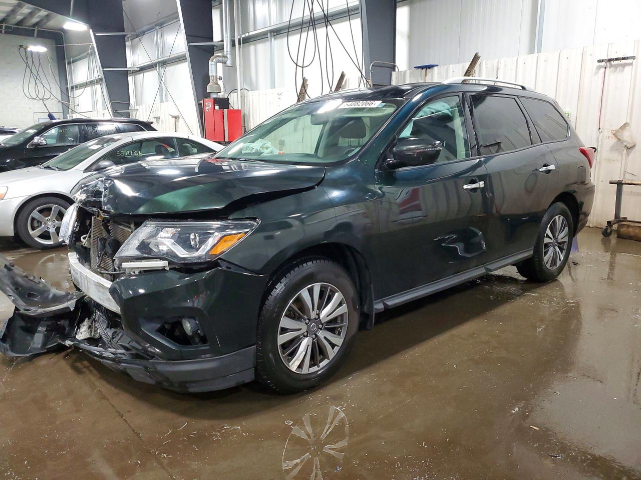 Salvage Nissan Pathfinder Image