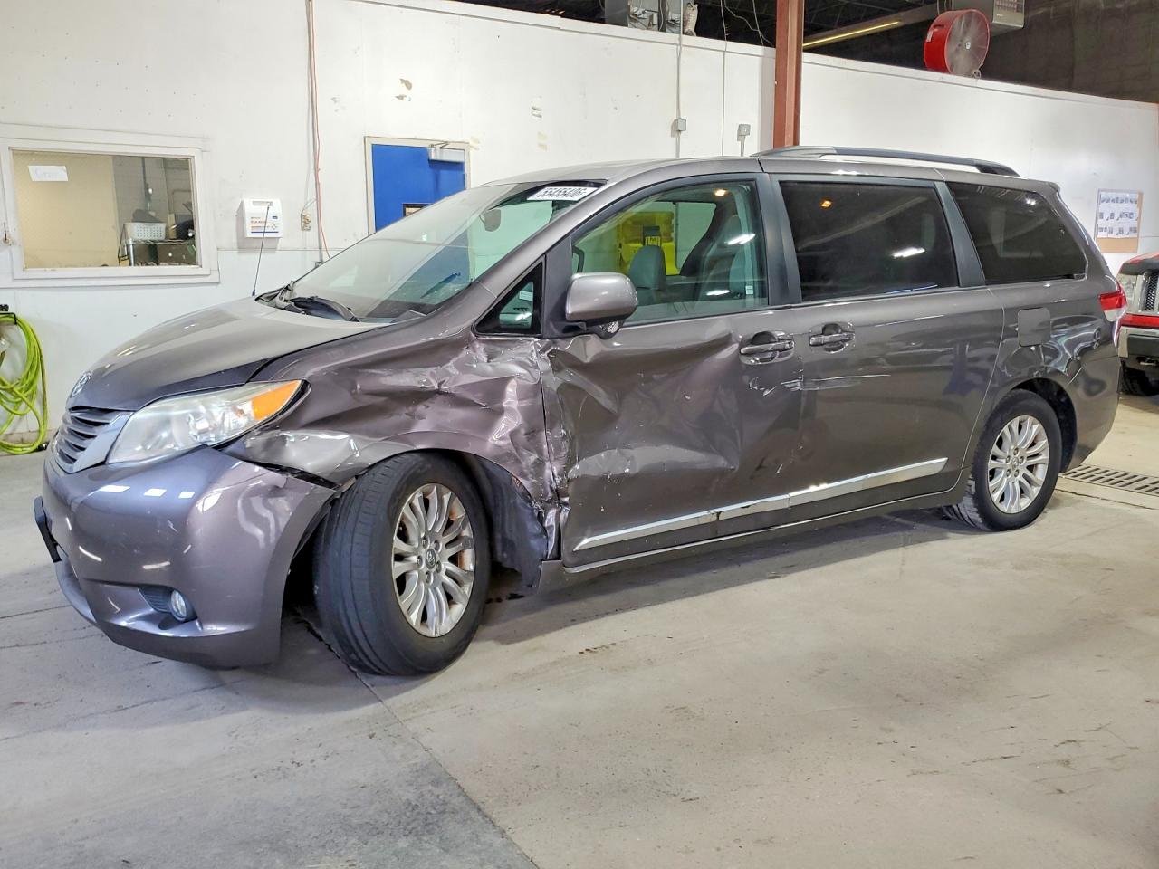 Salvage Toyota Sienna Image
