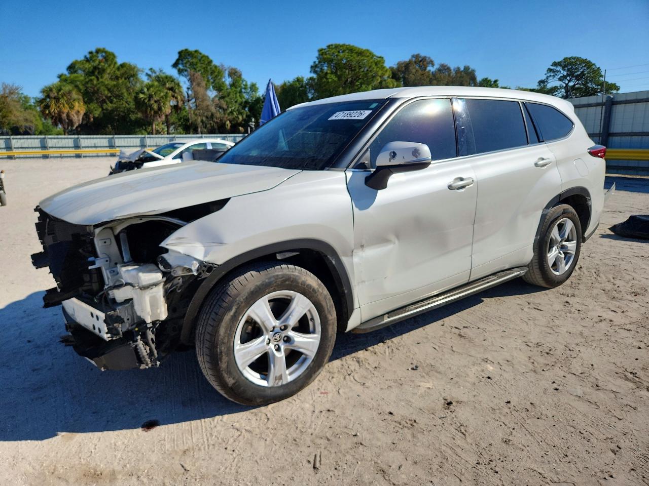 Salvage Toyota Highlander Image