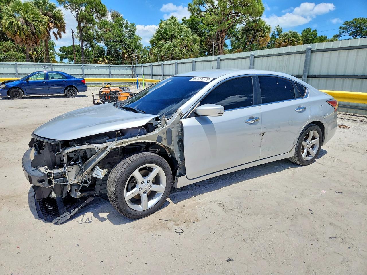 Salvage Nissan Altima Image