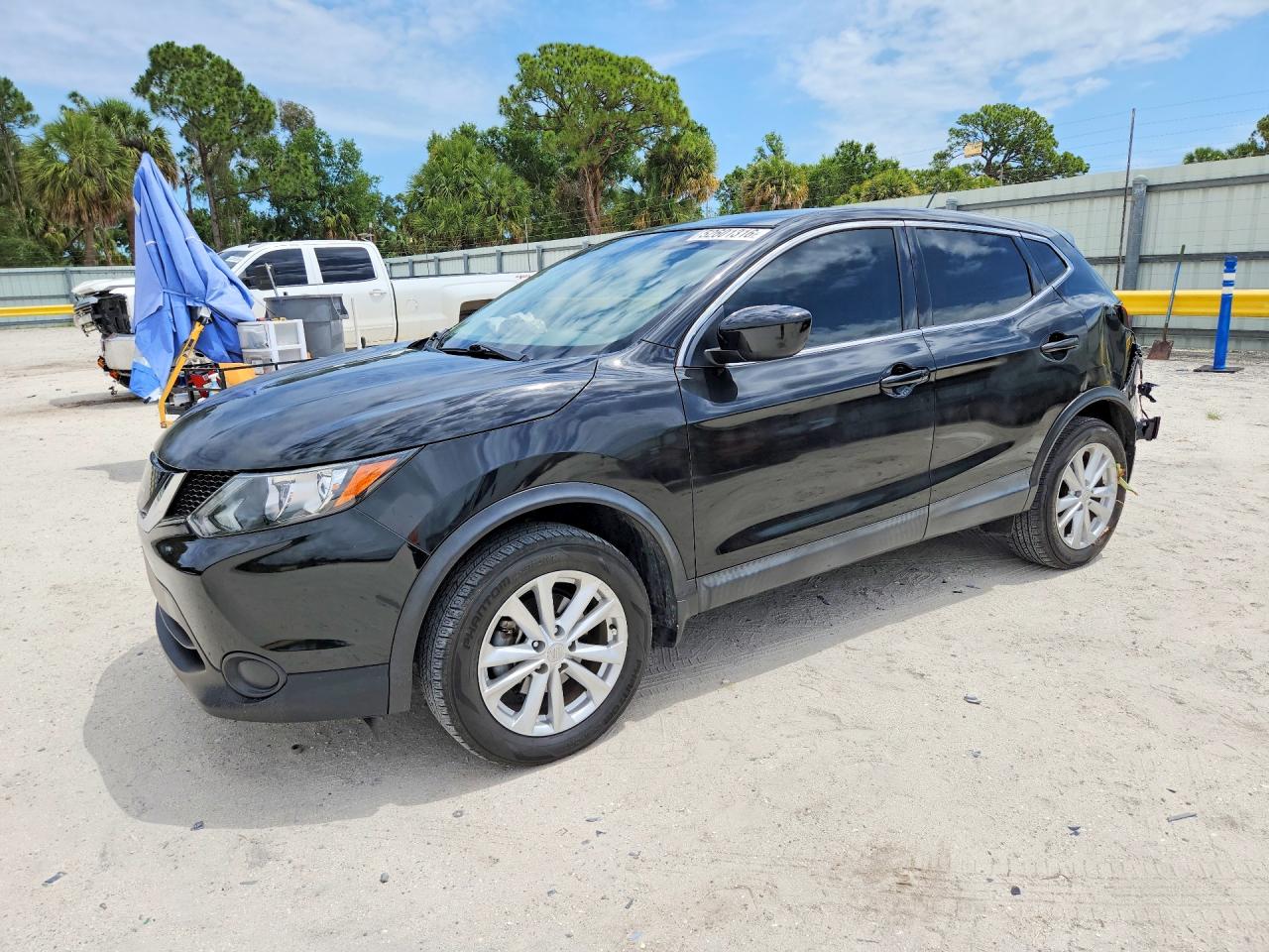 Salvage Nissan Rogue Image