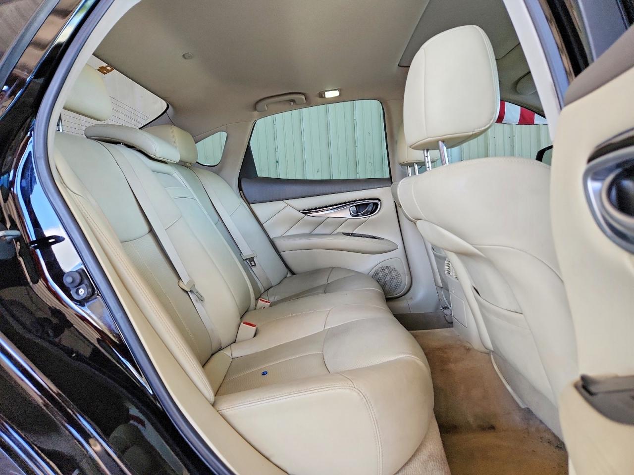 INFINITI Q70 3.7