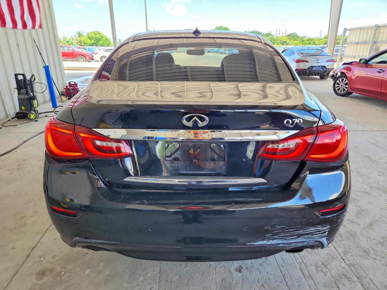 INFINITI Q70 3.7