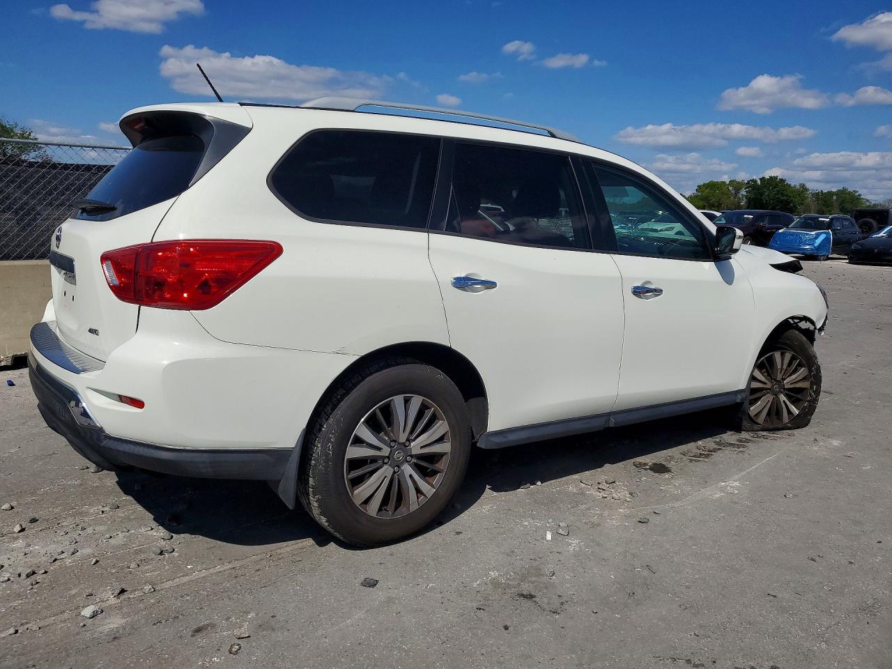 Nissan Pathfinder S