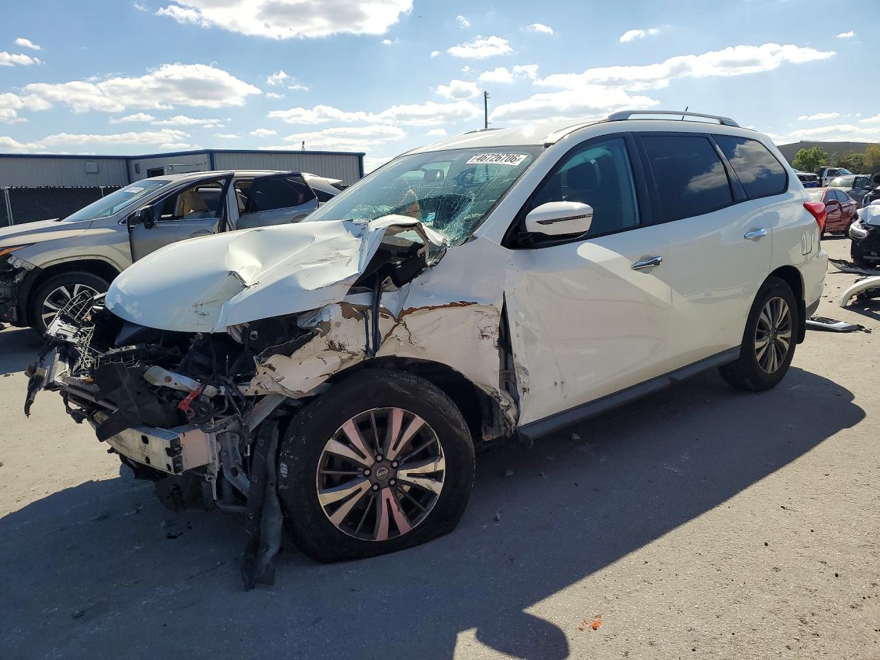 Salvage Nissan Pathfinder Image
