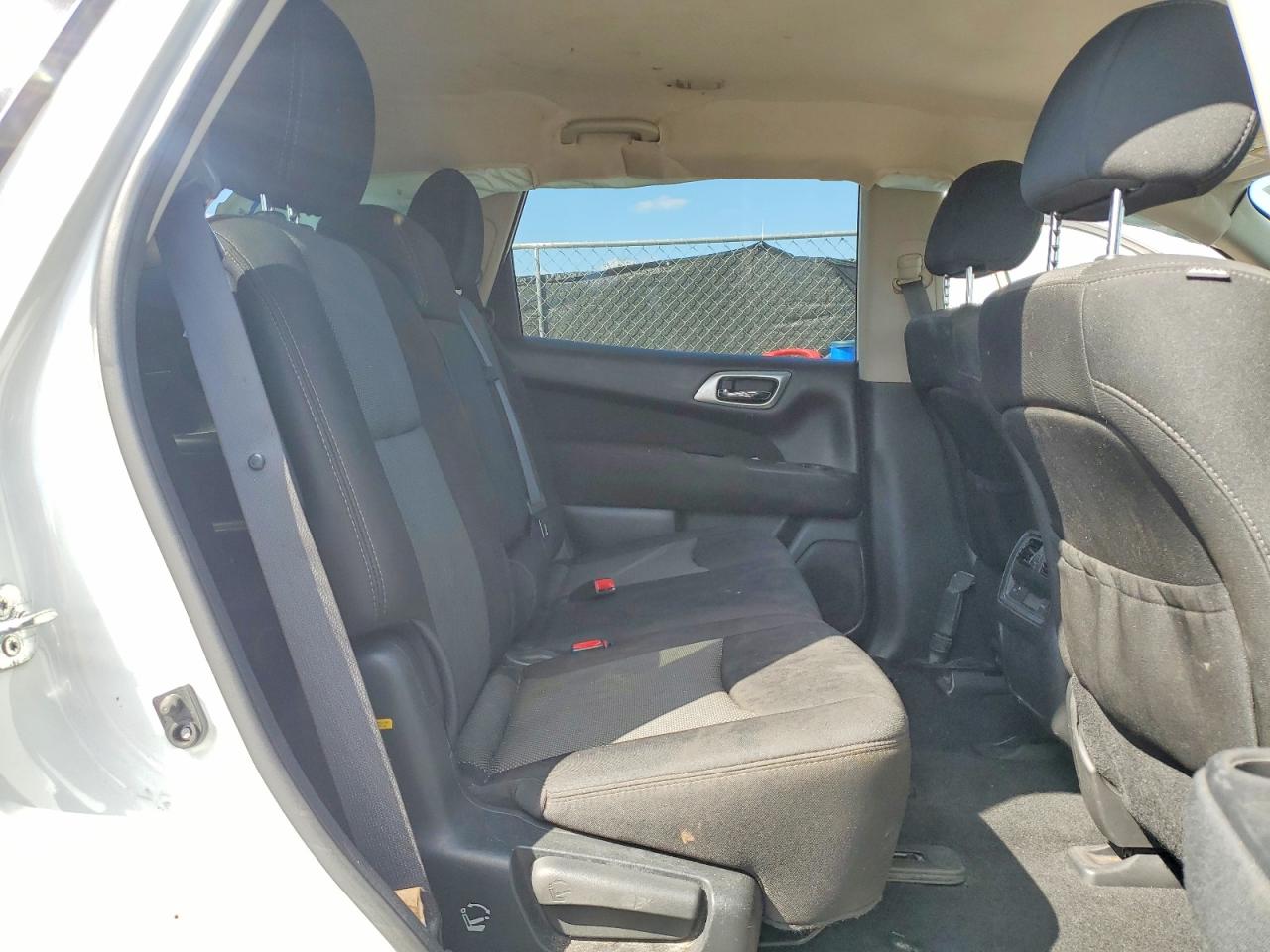 Nissan Pathfinder S